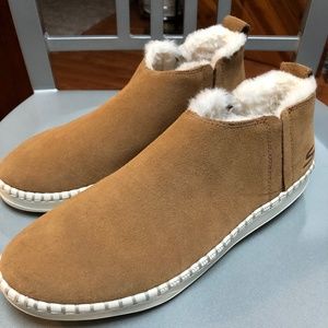 NEW, ladies size 9 fluffy Skechers shoe booties